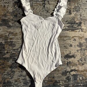 Ruffled sleeve bodysuit size medium